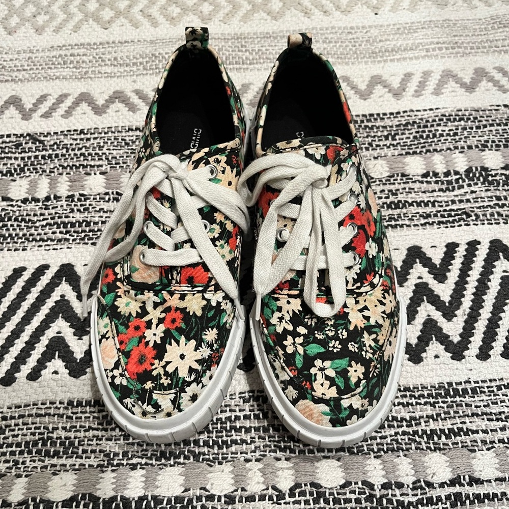 Floral laced Shoes H&M size 7 runs large